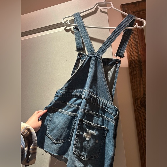 Short jeans overalls with small rip on the thigh - Picture 2 of 2